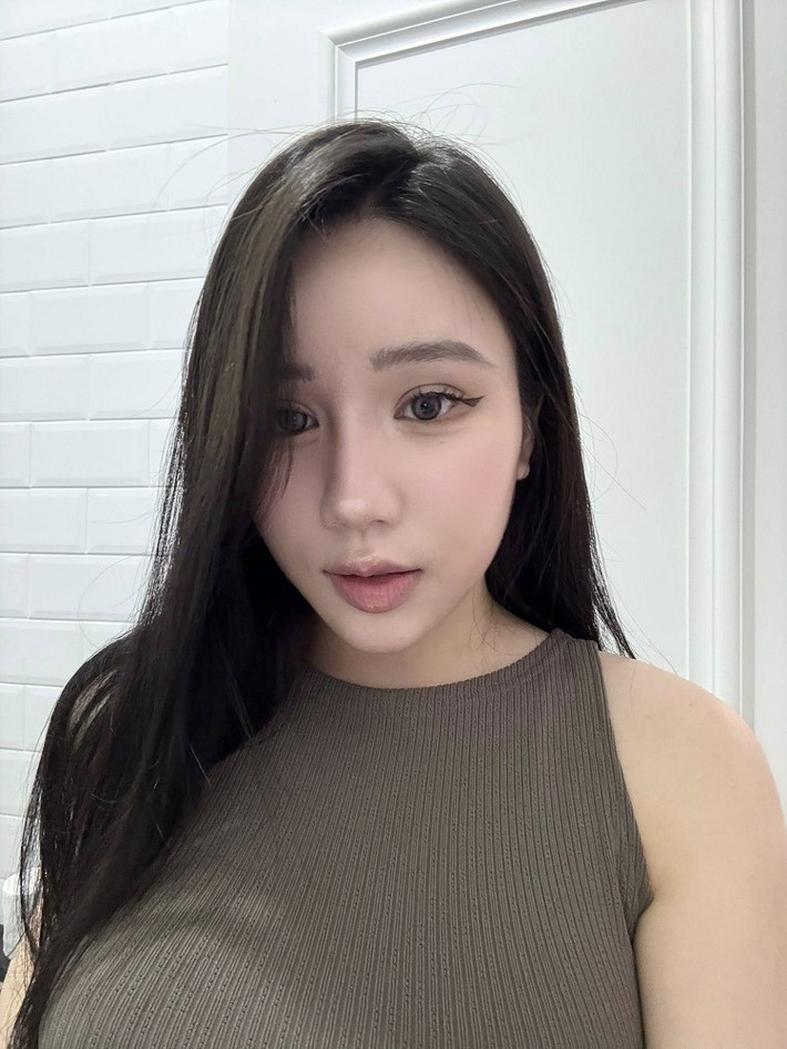 Khung cảnh ánh vàng mờ ảo càng tôn lên nét gợi cảm và làn da trắng mịn của nữ streamer.