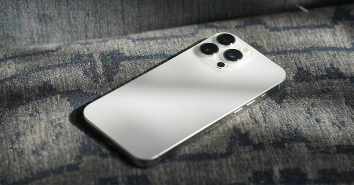 Dù sạc chỉ 27W, nhưng pin "trâu" và khung titan giúp máy bền bỉ khi chiến game dài lâu.