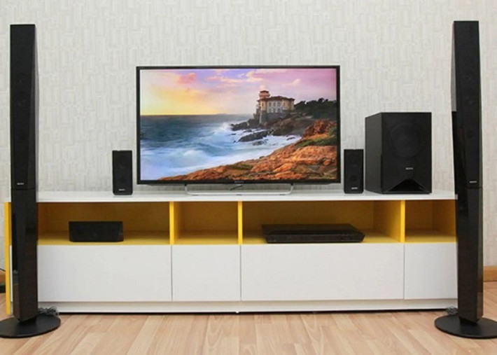 Hệ thống loa tích hợp trên Smart TV thường không đủ tốt để truyền tải trọn vẹn chiều sâu của âm nhạc hay hiệu ứng điện ảnh.