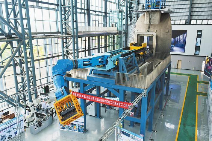 Theo Science and Technology Daily, robot này có thể nâng 60 tấn, tương đương trọng lượng 10 con voi châu Phi.