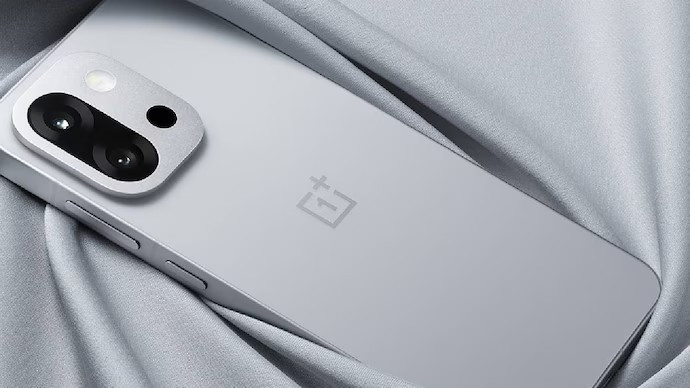 Máy có pin tới 6.260 mAh, vượt xa các flagship thông thường. (Ảnh: indiatoday)