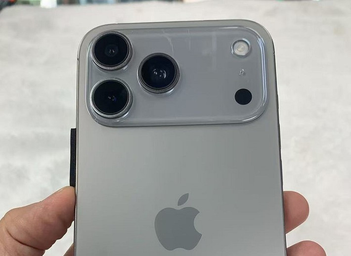 Máy chạy Android nhưng giao diện giả lập iOS 18 thay vì iOS 26 mới nhất. (Ảnh: X)