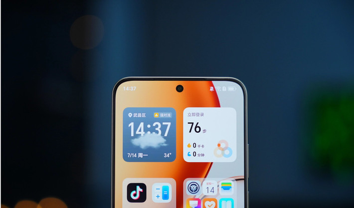 Camera chính 50MP hỗ trợ chống rung OIS và lấy nét PDAF, còn camera selfie có độ phân giải 8MP.