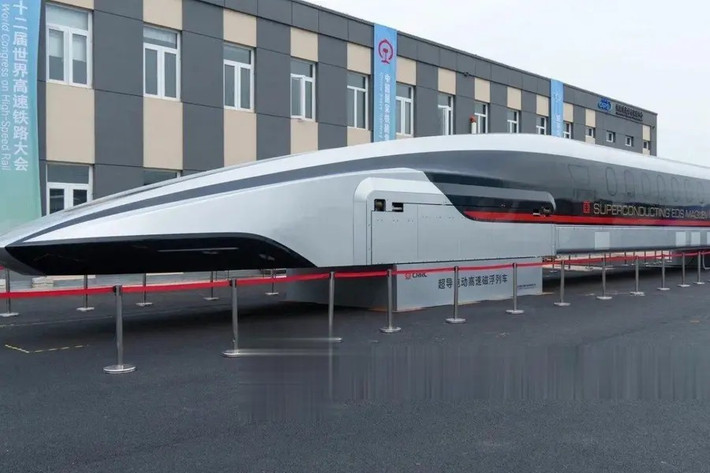 Tàu sẽ chạy bằng bánh cao su dưới 150 km/giờ và nâng lên bằng từ trường ở tốc độ cao, giúp tối ưu hiệu suất và giảm ma sát.