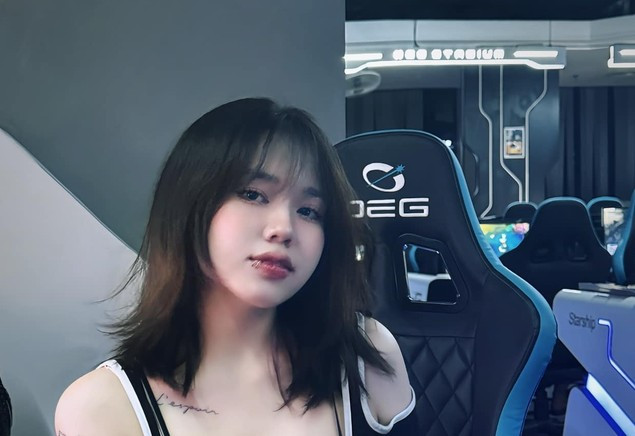Cô nàng Mai Anh đang khiến mạng xã hội xôn xao chỉ với vài bức ảnh chụp chơi game tại quán net. (Ảnh: FBNV)