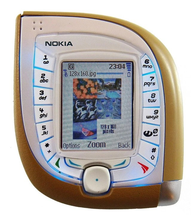 2. Nokia 7600 có kiểu dáng vuông kỳ lạ với màn hình hình elip ở giữa và phím bấm hai bên như thiết bị trong phim viễn tưởng.