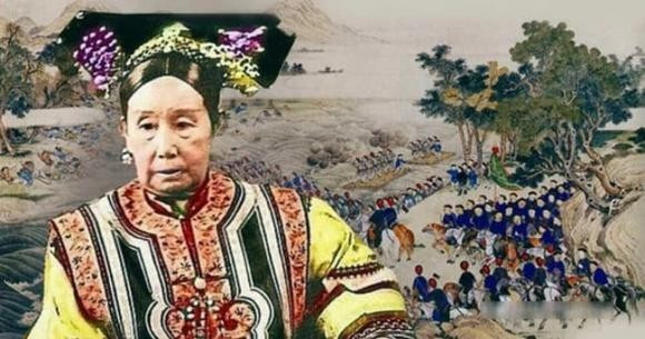 Khi đột nhập vào thành phố Bắc Kinh, sau khi cướp hết kho báu của Viên Minh Viên, chúng đã đốt cháy Viên Minh Viên. Sau đó, chúng lại đột nhập vào cung điện để lấy hết những thứ có giá trị về làm của riêng và đập phá những thứ không thể lấy đi, để lại cung điện huy hoàng một thời đầy vết thương.