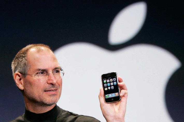 Ngày 9/1/2007, Steve Jobs giới thiệu iPhone, mở ra kỷ nguyên smartphone cảm ứng.