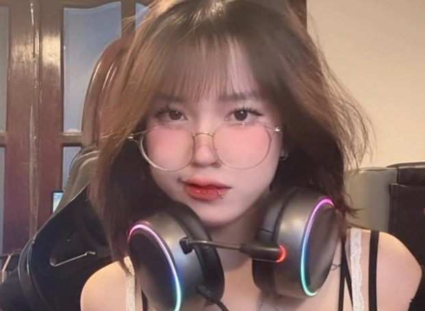 Dân mạng liên tục để lại bình luận như “nữ chính khiến anh em mất tập trung” hay “hot girl phòng net là có thật”.(Ảnh: FBNV)