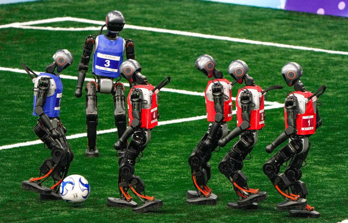 Trung Quốc đang đầu tư mạnh với trường đào tạo robot tại Thượng Hải, nơi hàng trăm mẫu được rèn luyện các tác vụ như rửa chén, siết ốc hay hàn điện.(Ảnh:South China Morning Post)