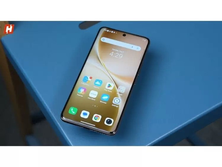 Màn AMOLED cong 6,77 inch, độ sáng tối đa 5.000 nits cho trải nghiệm HDR cực đã.