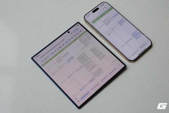 Khi mở ra, màn hình 8 inch của Fold7 mang lại trải nghiệm gần như một chiếc tablet mini.(Ảnh: Genk)