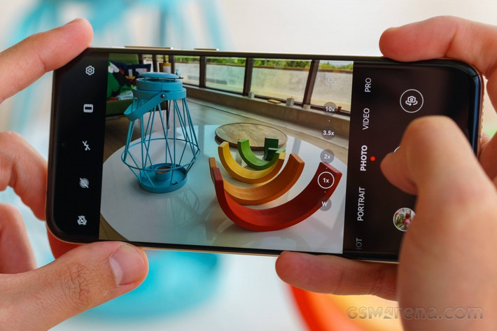 Màn hình AMOLED 6.8 inch LTPO của Pura 80 Ultra sắc nét, độ sáng 3.000 nits, dù không vượt trội hoàn toàn so với đối thủ.