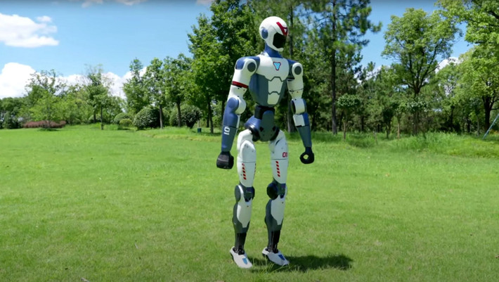 R1 sở hữu 26 khớp, có thể nhào lộn, chạy dốc, đứng dậy nhanh như các mẫu robot cao cấp.