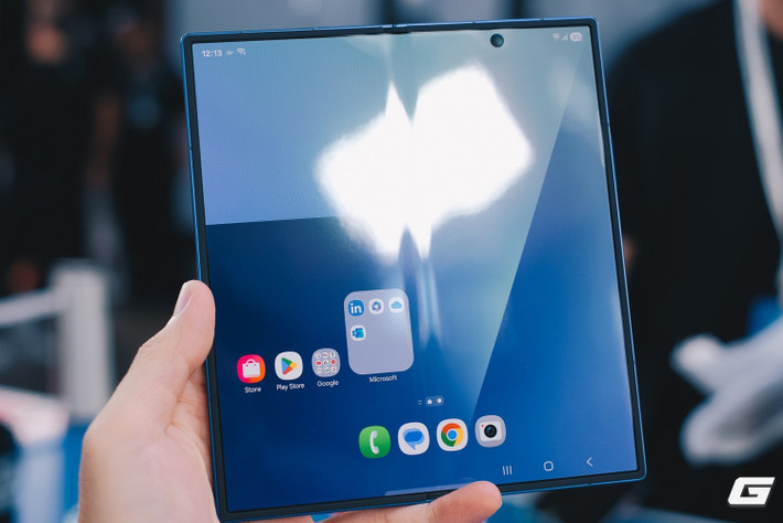 Camera trên smartphone gập cũng bứt phá, khi Galaxy Z Fold7 hay OPPO Find N5 đều sở hữu hệ thống cảm biến flagship, quay video 8K và hỗ trợ AI chỉnh sửa ảnh. (Ảnh: Genk)