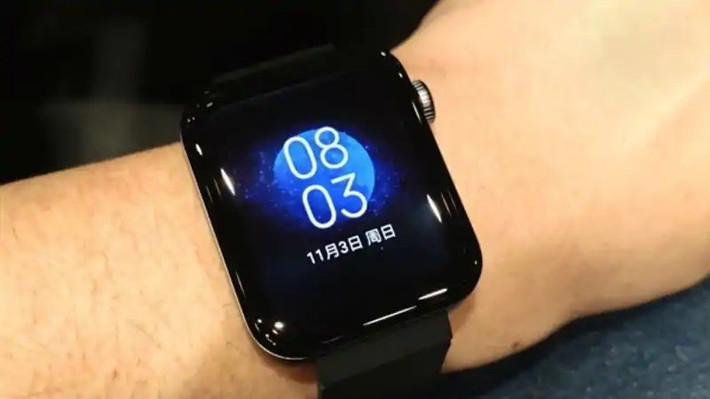 Không chỉ smartphone, đồng hồ Mi Watch của hãng cũng bị ví như bản sao của Apple Watch với thiết kế vuông, núm xoay Digital Crown và giao diện tương tự watchOS.