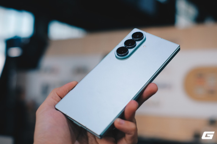 Đây là gam màu mới lạ, vừa thanh thoát vừa nổi bật, tạo điểm nhấn trong thế giới smartphone thiên về tông trầm.(Ảnh: Genk)