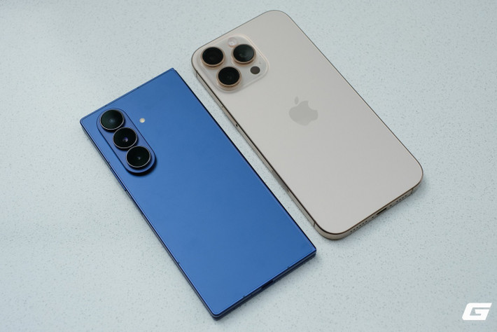 Galaxy Z Fold7 sở hữu thiết kế gập mới mẻ nhưng vẫn giữ trọng lượng nhẹ hơn cả iPhone 16 Pro Max. (Ảnh: Genk)