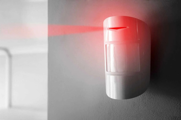 Báo động hồng ngoại đặt tại cửa ra vào giúp phát hiện kẻ gian và các nguy cơ cháy, ngập, rò khí sớm.