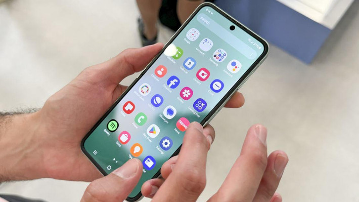 Galaxy Z Flip6 là lựa chọn phong cách với thiết kế gập độc đáo, nhỏ gọn, pin ổn và hỗ trợ cập nhật phần mềm lâu dài. (Ảnh: Người đưa tin)