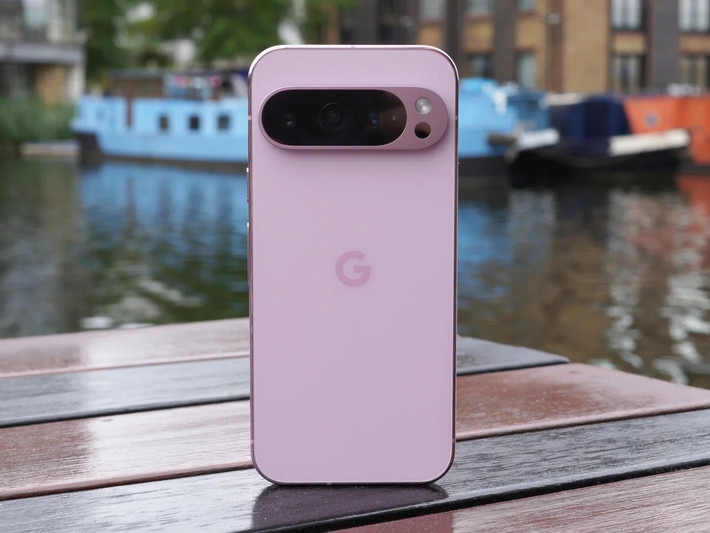 Google Pixel 9 Pro nhỏ hơn đời trước, dùng chip Tensor G4, camera mạnh và tối ưu AI từ Google trong thân hình nhỏ nhắn.