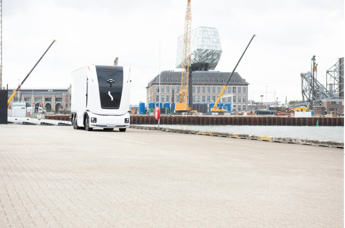 Bộ pin li-ion 320 kWh cho phép xe di chuyển hơn 650 km chỉ trong một lần sạc.
