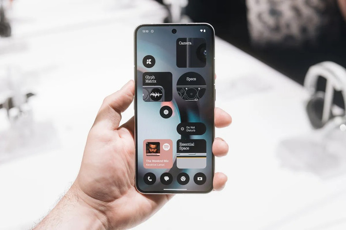 Với thiết kế sáng tạo, phần mềm tinh chỉnh mượt mà và tính năng AI thông minh, Phone 3 hứa hẹn trở thành biểu tượng mới của Android năm nay.(Ảnh: CNET)