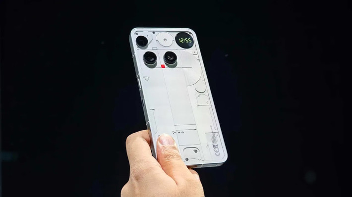 Cảm giác cầm nắm thoải mái, khả năng chống bụi nước IP68 và pin 5.150mAh giúp Phone 3 nổi bật trong phân khúc.(Ảnh: markettimes)