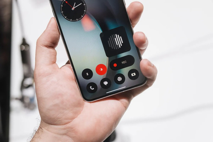 Phone 3 chạy Nothing OS trên nền Android 15, hỗ trợ 5 năm cập nhật hệ điều hành và 7 năm cập nhật bảo mật. (Ảnh: CNET)