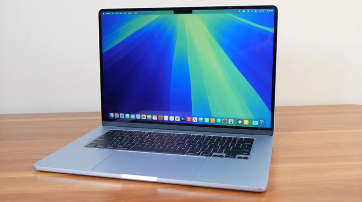 2. MacBook Air 15 inch M4: Với màn hình lớn hơn và hiệu suất cải thiện, MacBook Air 15 inch M4 là gợi ý hợp lý cho những ai thích làm việc trên không gian hiển thị rộng.