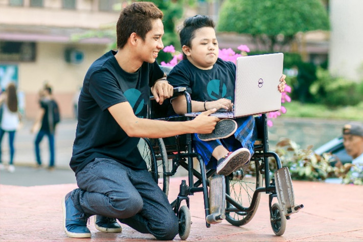 Trí tuệ nhân tạo đang đóng vai trò quan trọng trong việc trao quyền, mở ra thế giới công bằng hơn cho hàng triệu người khuyết tật trên toàn cầu.(Ảnh: Microsoft News)