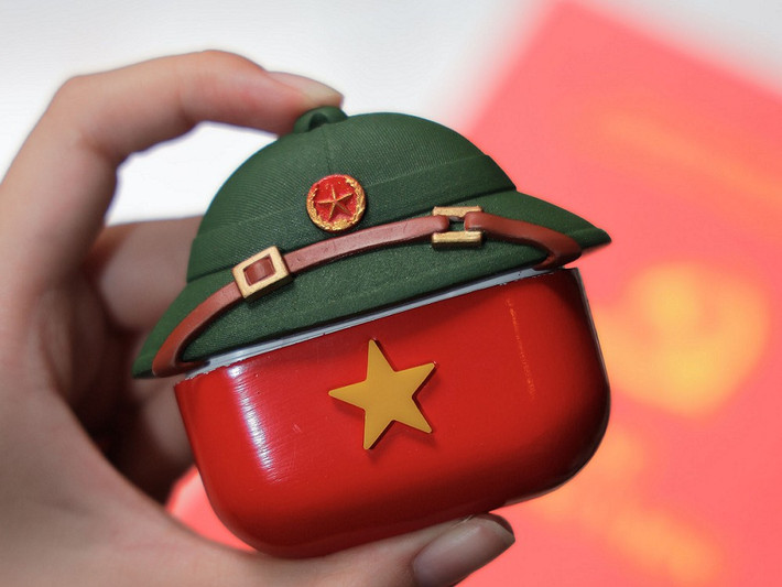 Ý tưởng xuất phát từ bốn chàng trai trẻ ở Đà Lạt, mong muốn mang biểu tượng Tổ quốc vào đời sống qua những sản phẩm gần gũi.