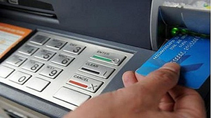 Tuy nhiên, máy ATM chỉ cho rút tiền theo bội số của 50.000 đồng, nên tiền lẻ sẽ bị “kẹt”.