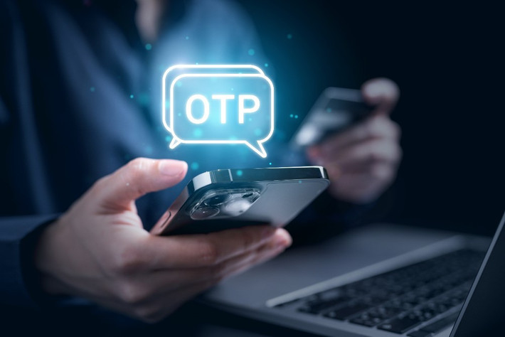 Mã độc sẽ chèn lớp giao diện giả, buộc người dùng nhập mật khẩu và OTP.