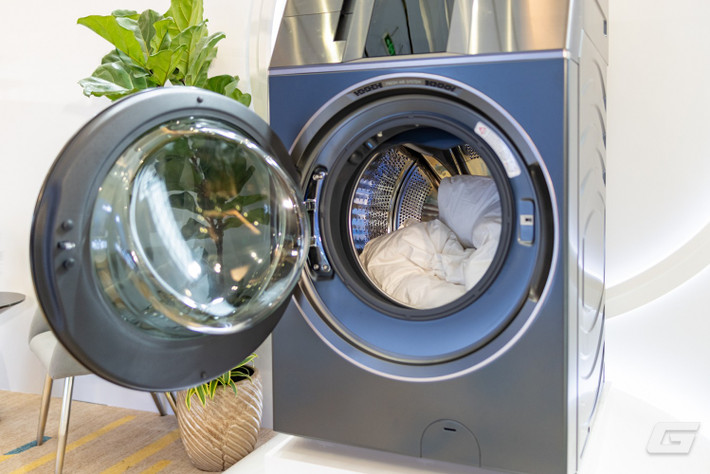 Máy hỗ trợ hơn 40 chương trình giặt, 20 loại vải và 6 chế độ chăm sóc chuyên sâu. (Ảnh: Genk)