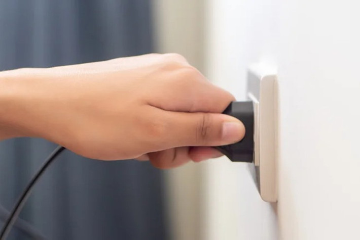 Nhiều thiết bị trong nhà vẫn âm thầm tiêu thụ điện dù đã tắt nguồn.