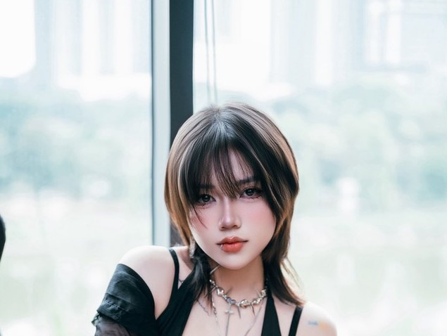 Sở hữu vẻ ngoài gợi cảm, mái tóc dài và thần thái tự tin, Mai Anh nhanh chóng được gọi là “nữ thần phòng net”.(Ảnh: FBNV)