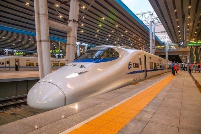 Tuyến đường sắt Bắc Kinh - Thượng Hải khiến thế giới sửng sốt khi hoàn thành hơn 1.300km chỉ trong 3 năm, trở thành biểu tượng công nghệ hạ tầng hiện đại.