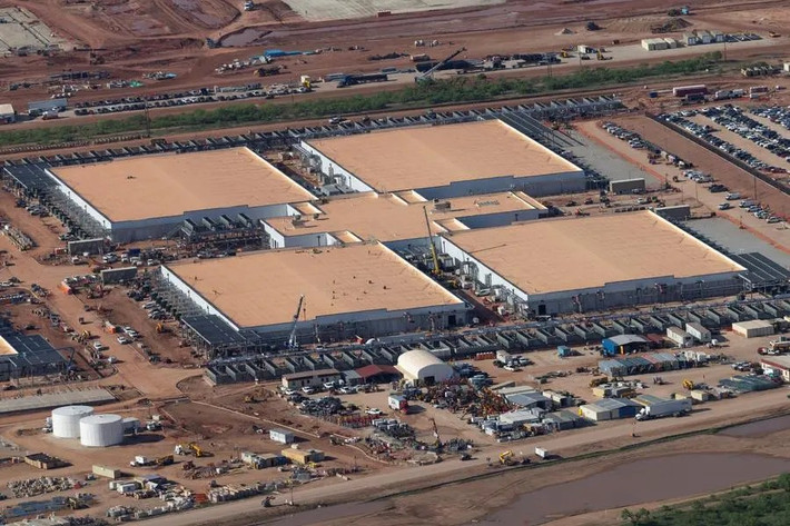 Các trung tâm dữ liệu AI trên khắp Các Tiểu vương quốc Ả Rập Thống nhất (UAE) và Ả Rập Xê Út đang tiêu thụ lượng nước khổng lồ chỉ để làm mát máy chủ. (Ảnh: ZAWYA)