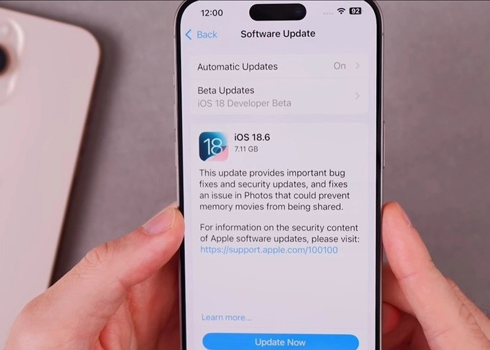 Tuy nhiên, nhiều người dùng iPhone cho biết sau khi nâng cấp, máy bị nóng và hao pin nhanh bất thường.