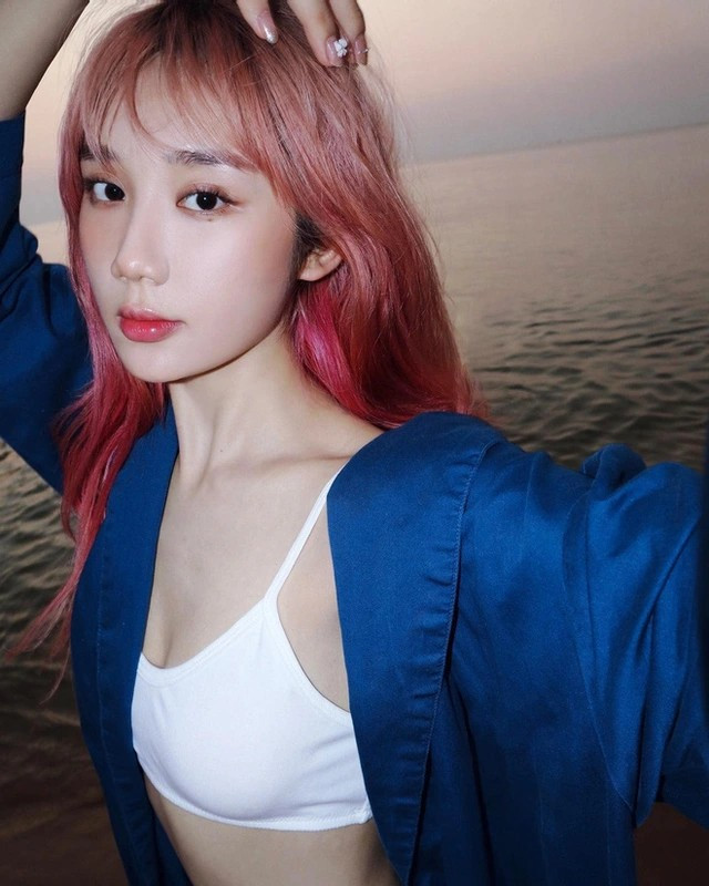 Mina Young, nữ streamer nổi tiếng của VCS, vừa gây xôn xao khi đăng ảnh check-in cùng hai standee Faker.