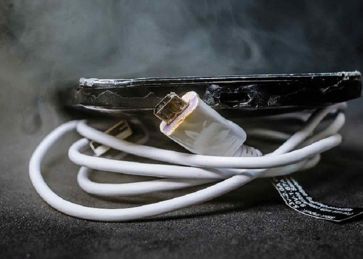 Nhiệt độ từ dây sạc tiếp xúc với vật liệu dễ cháy đã gây ra cháy lớn.(Ảnh:Volwatt.vn)