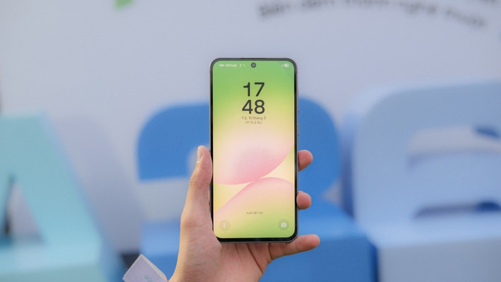 Máy đạt chuẩn IP67, có thể ngâm nước ở độ sâu 1 mét trong 30 phút mà vẫn hoạt động ổn định.