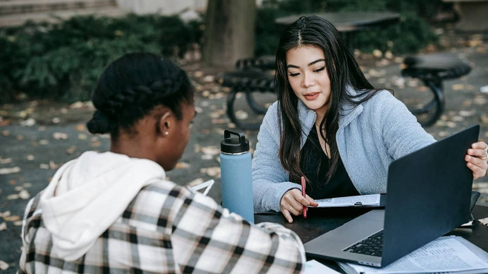 Ngày càng nhiều sinh viên tại các trường danh giá như Harvard và MIT quyết định rời giảng đường để bước vào thế giới khởi nghiệp AI.