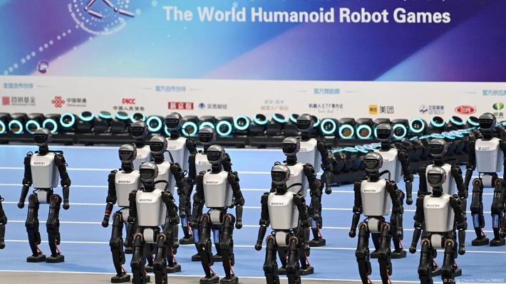 Thế nhưng nhiều robot khiến khán giả bật cười khi đi loạng choạng, ngã nhào, mất 17 phút để nhặt vài mảnh rác hay 5 phút chỉ để lấy 3 hộp thuốc.(Ảnh:Zhang Chenlin/Xinhua/IMAGO)