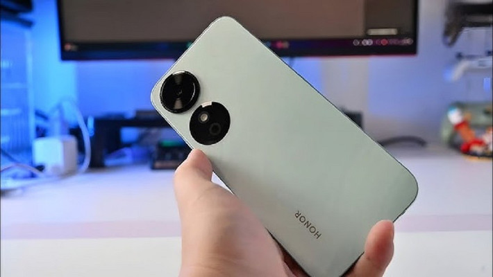 Honor Play 10C có ba bản cấu hình, giá từ 2,3 đến 3,29 triệu đồng với màu xanh, trắng và đen.