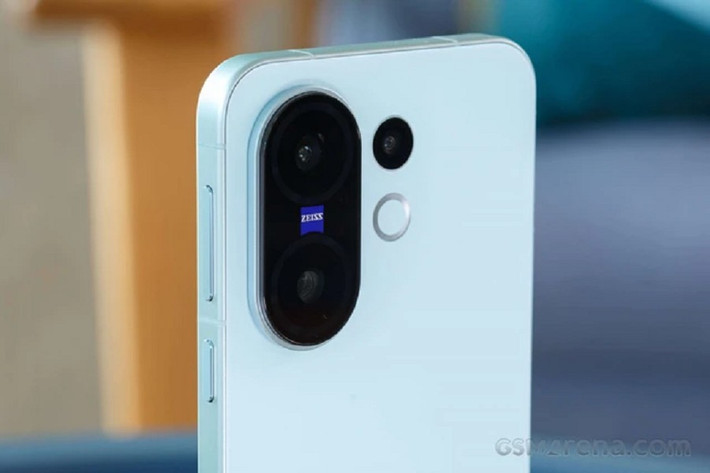 Camera chính 50MP, ống kính tele 50MP zoom quang 3x, camera selfie cũng 50MP – vượt trội trong tầm giá.