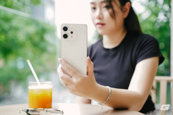 Chụp chân dung là thế mạnh nổi bật với khả năng xóa phông tự nhiên, mô phỏng khẩu độ ống kính chuyên nghiệp và nhiều filter độc đáo như Sương mù hay Thơ mộng.(Ảnh: Genk)