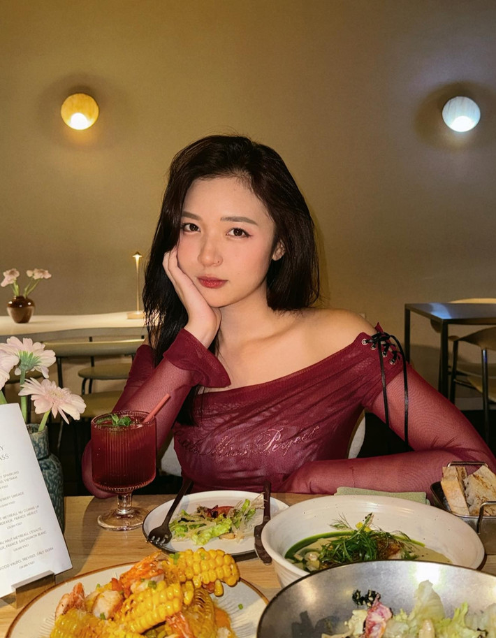 Nhiều bình luận so sánh cô với Ngọc Trinh bởi thần thái, đường nét và biểu cảm quyến rũ trong bức ảnh.