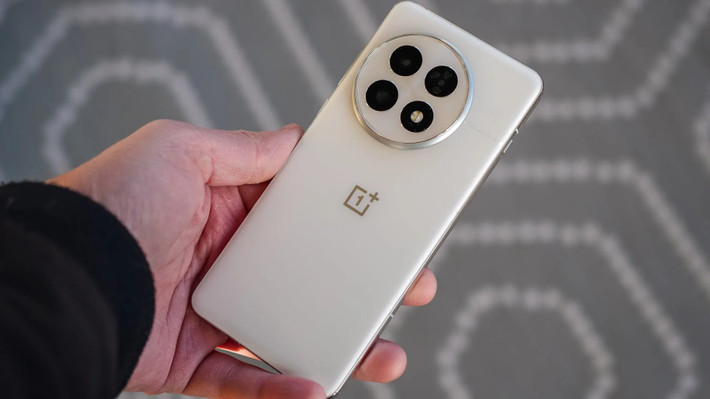 1. OnePlus 13 sở hữu màn hình OLED 6,8 inch, tần số quét 120Hz và RAM lên đến 24GB. (Ảnh:PCMag UK)